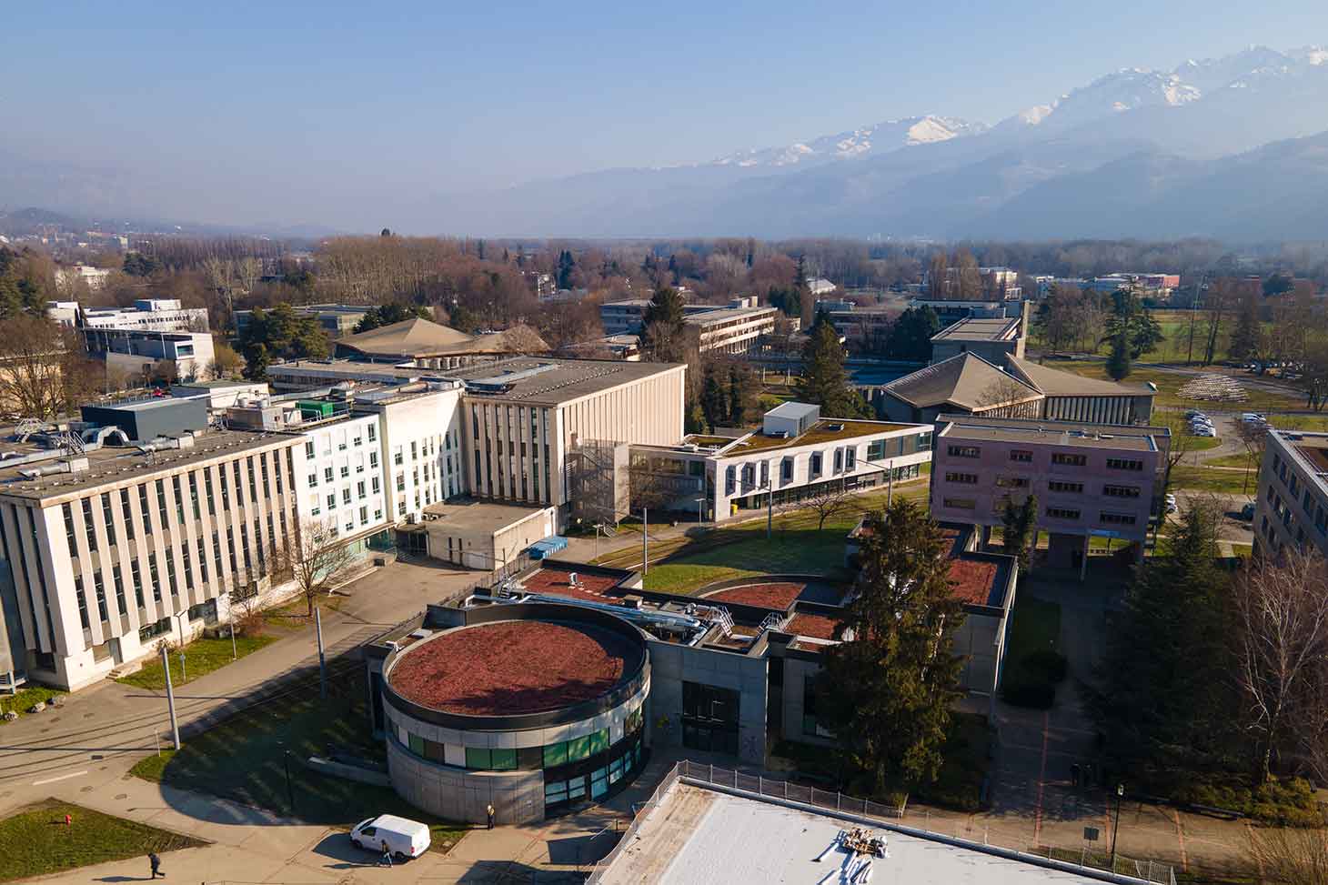 Photo du bâtiment du Centre d'Accompagnement de la Pédagogie, le CLV vue de drone 