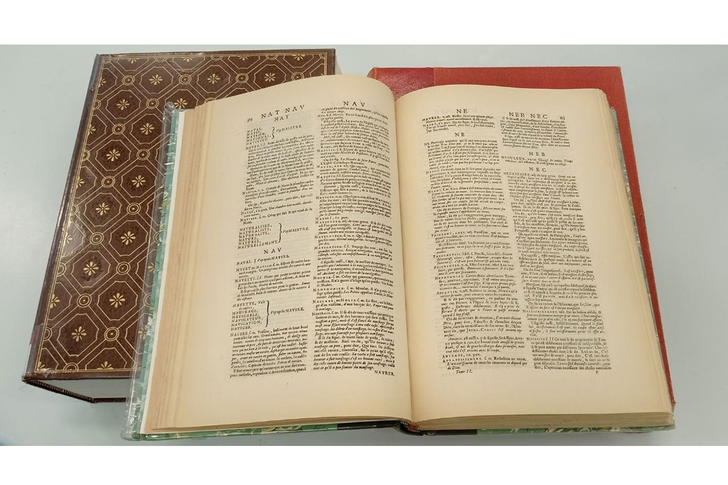 Photo dictionnaire ouvert lexicographie