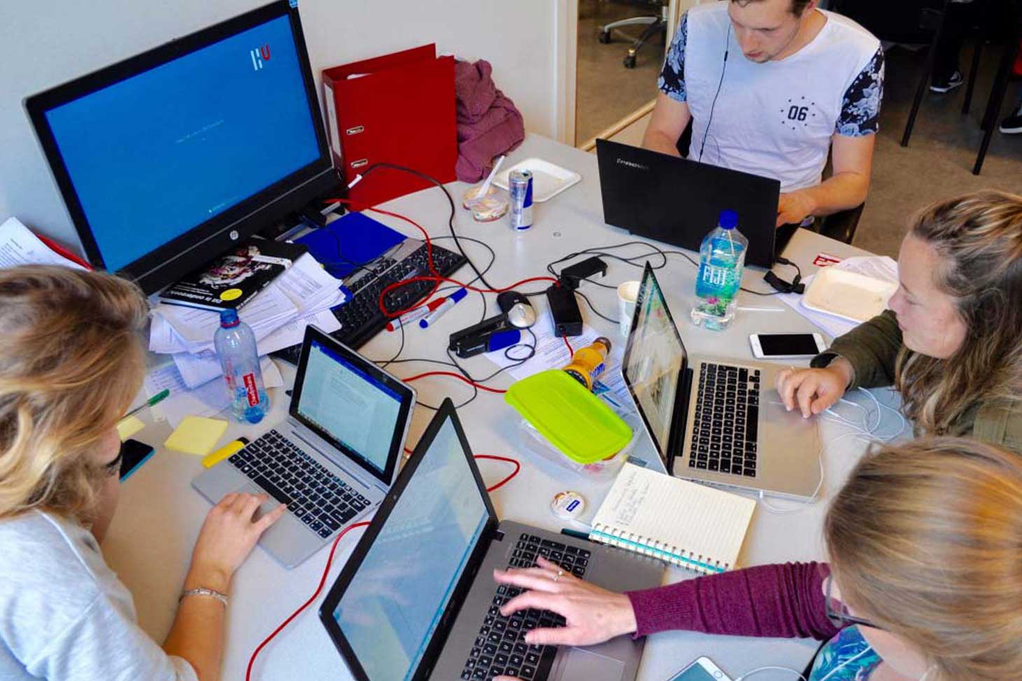 des étudiants de M2 de l'UGA travaillent en groupe autour d'une table